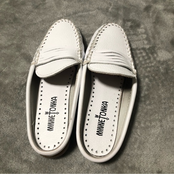 MINNETONKA White Leather Slid on Loafers Boat Shoes Women Size 5 - Picture 3 of 12